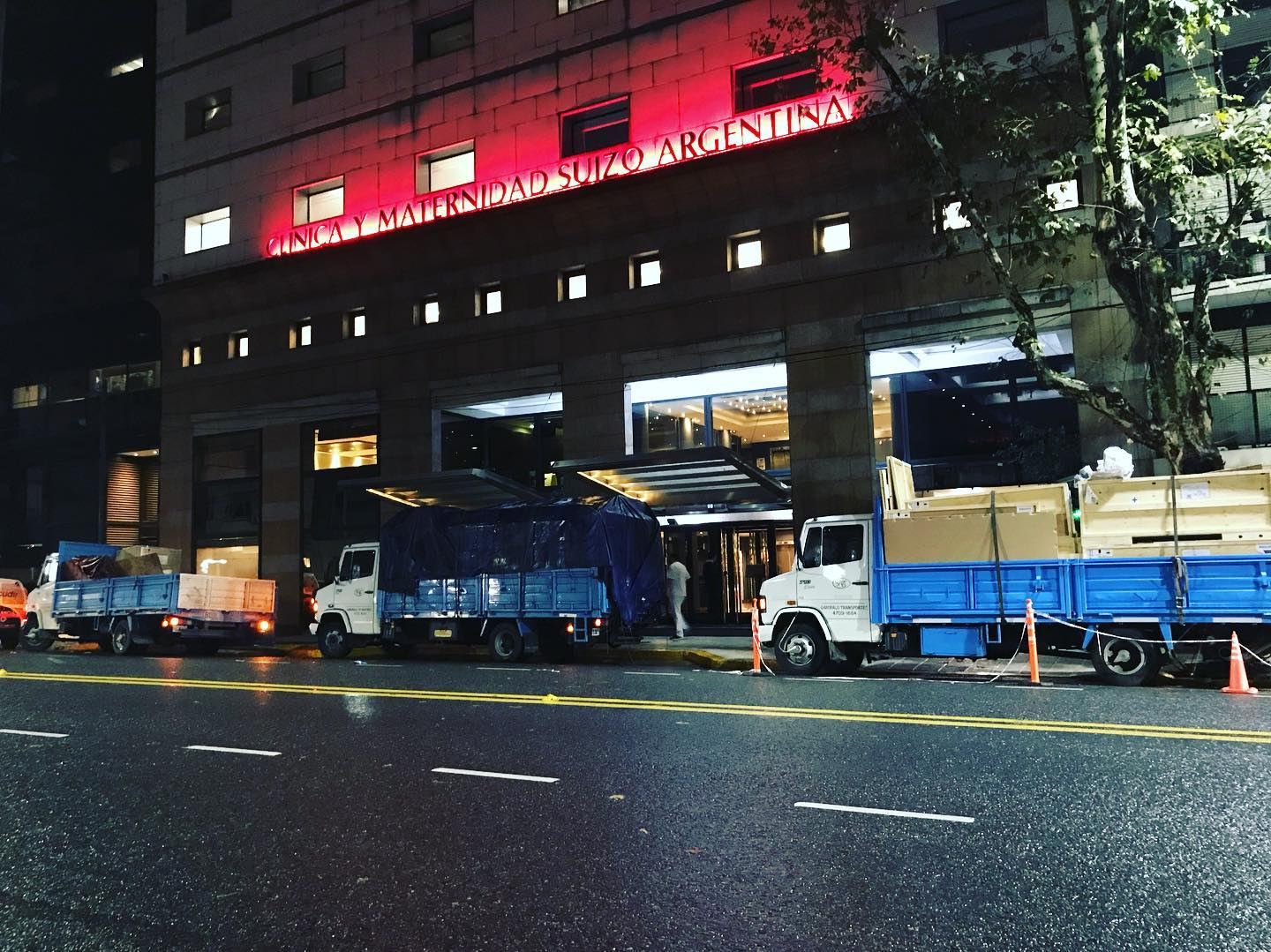 Tres camiones de Garofalo Transportes en una entrega nocturna de equipamiento en una clínica de Buenos Aires